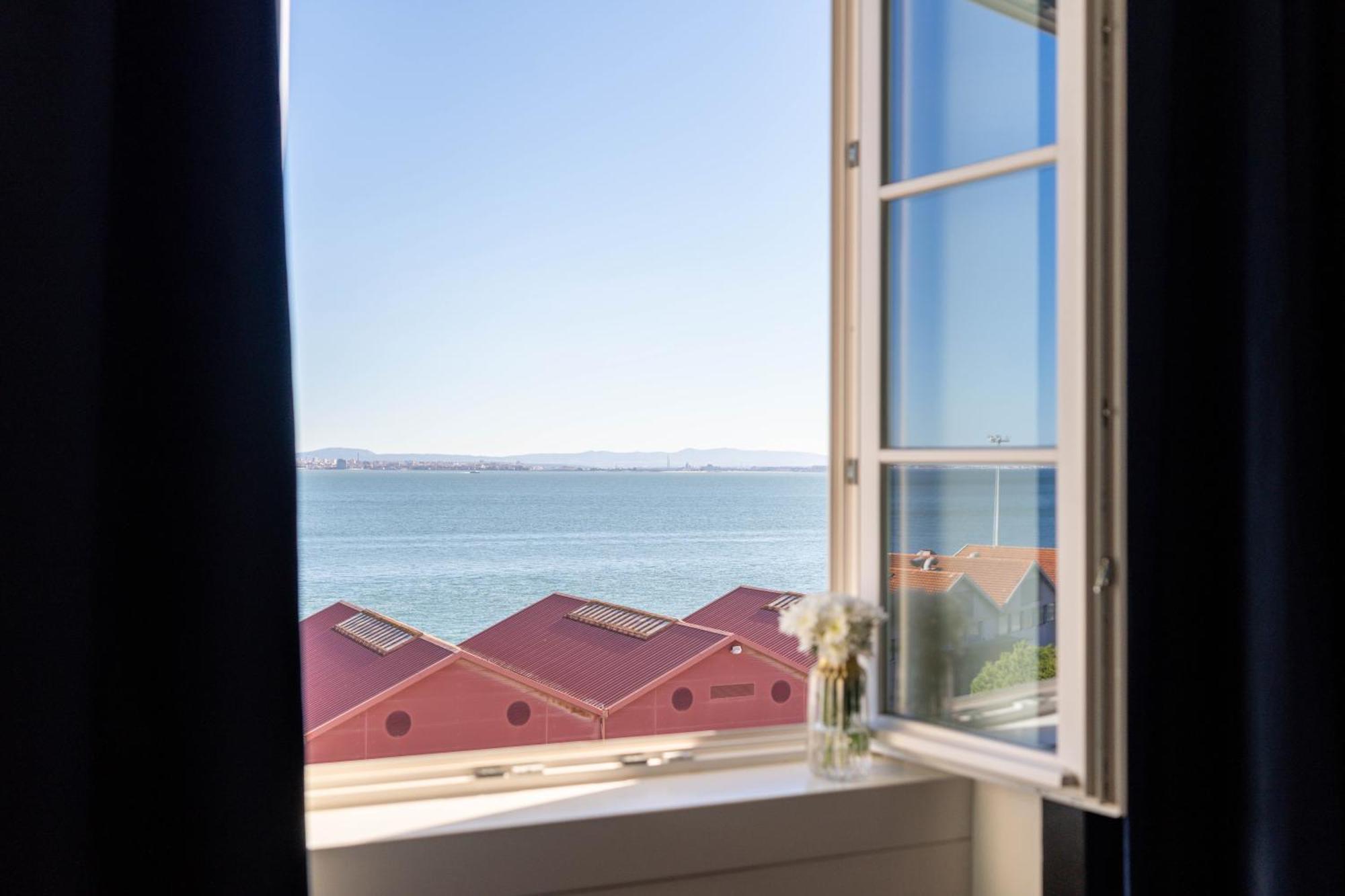 The Editory Riverside Hotel, An Historic Hotel Lisbona Esterno foto View from the window of a room at the hotel