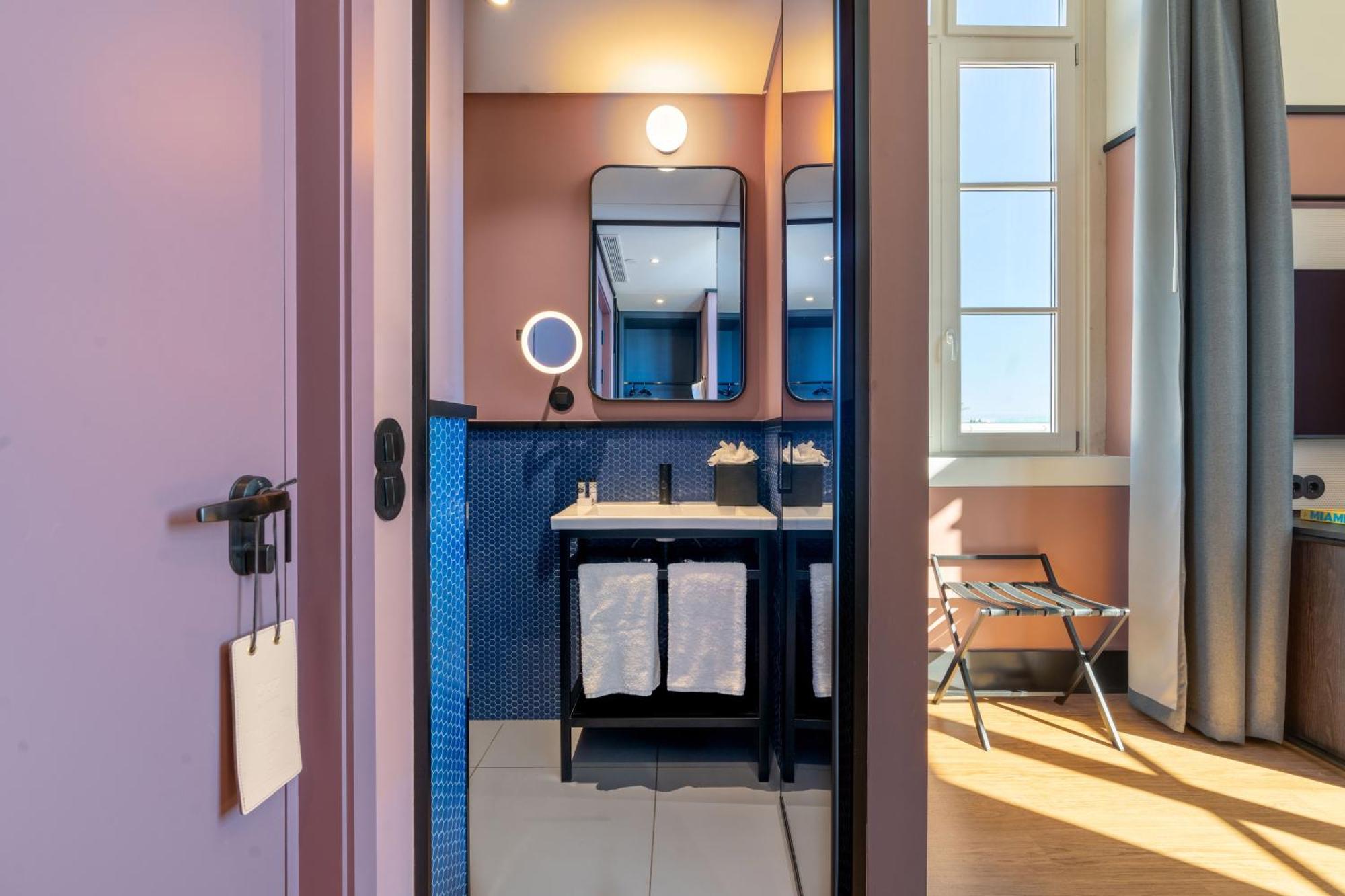 The Editory Riverside Hotel, An Historic Hotel Lisbona Esterno foto Bathroom of a room at the Hotel Grand Central