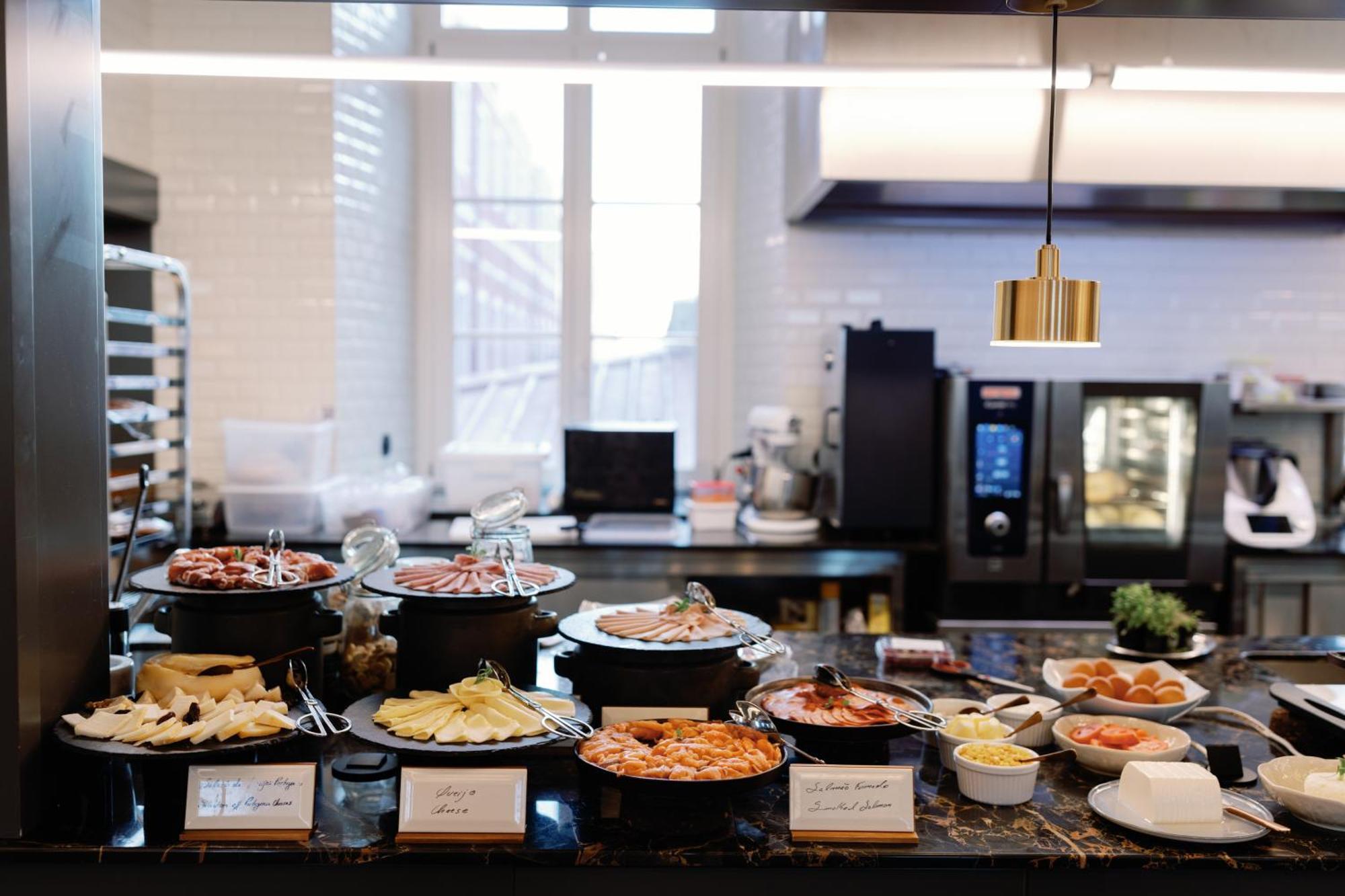 The Editory Riverside Hotel, An Historic Hotel Lisbona Esterno foto A buffet at a hotel